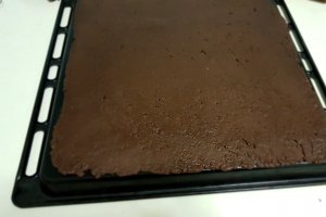 Desert foi de cacao cu crema de vanilie si gem de caise