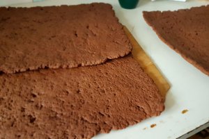 Desert foi de cacao cu crema de vanilie si gem de caise