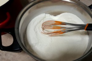 Desert foi de cacao cu crema de vanilie si gem de caise