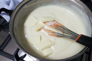 Desert foi de cacao cu crema de vanilie si gem de caise