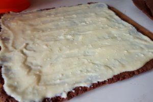 Desert foi de cacao cu crema de vanilie si gem de caise
