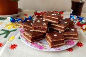 Desert foi de cacao cu crema de vanilie si gem de caise