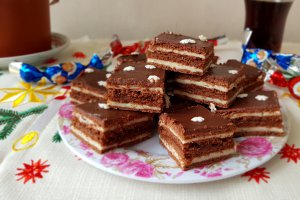 Desert foi de cacao cu crema de vanilie si gem de caise