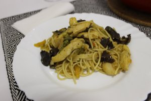 Spaghete cu piept de pui, legume si ciuperci chinezesti
