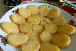 Salata Floare din cartofi, cu ardei copti si masline