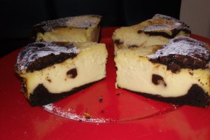 Desert cheesecake cu aroma de vanilie si blat ciocolatos