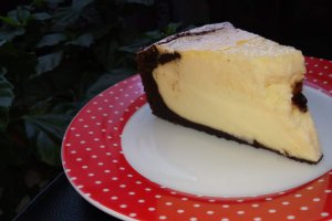 Desert cheesecake cu aroma de vanilie si blat ciocolatos