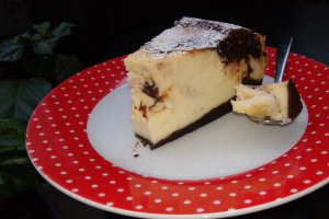 Desert cheesecake cu aroma de vanilie si blat ciocolatos