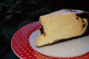 Desert cheesecake cu aroma de vanilie si blat ciocolatos