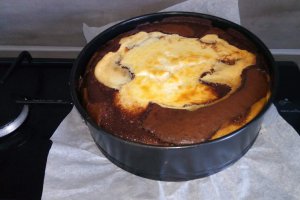 Desert cheesecake cu aroma de vanilie si blat ciocolatos