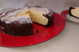 Desert cheesecake cu aroma de vanilie si blat ciocolatos