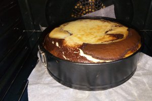 Desert cheesecake cu aroma de vanilie si blat ciocolatos