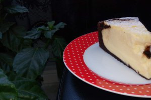 Desert cheesecake cu aroma de vanilie si blat ciocolatos