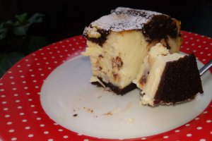 Desert cheesecake cu aroma de vanilie si blat ciocolatos