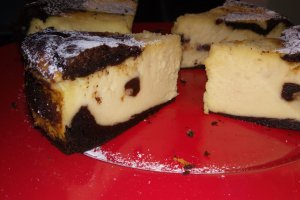 Desert cheesecake cu aroma de vanilie si blat ciocolatos