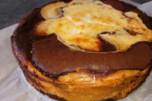 Desert cheesecake cu aroma de vanilie si blat ciocolatos