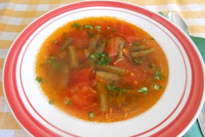 Ciorba de fasole verde, cu rosii