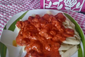 Penne cu cabanosi in sos de rosii