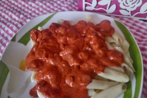 Penne cu cabanosi in sos de rosii