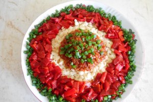 Paste cu ardei copti, sos picant si ceapa verde