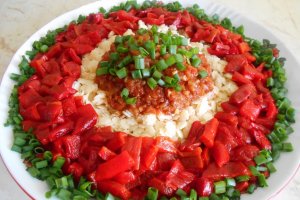 Paste cu ardei copti, sos picant si ceapa verde
