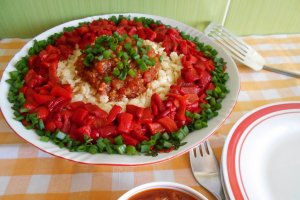 Paste cu ardei copti, sos picant si ceapa verde