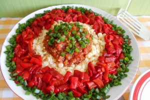 Paste cu ardei copti, sos picant si ceapa verde