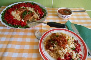 Paste cu ardei copti, sos picant si ceapa verde