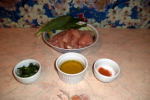 Frigarui de pui cu sos de iaurt si fructe de padure