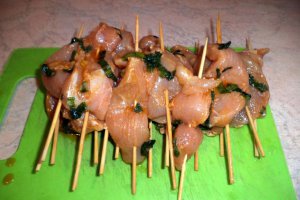 Frigarui de pui cu sos de iaurt si fructe de padure