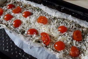 Tarta cu carne, usturoi verde si verdeata, in foietaj
