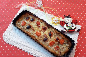 Tarta cu carne, usturoi verde si verdeata, in foietaj