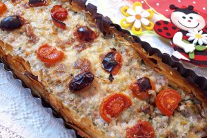 Tarta cu carne, usturoi verde si verdeata, in foietaj