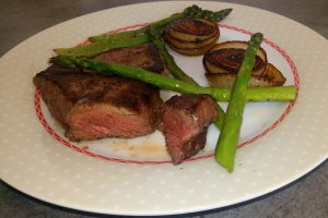 Muschi de vita cu sparanghel si ceapa caramelizata