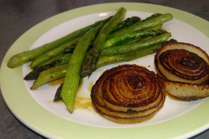 Muschi de vita cu sparanghel si ceapa caramelizata
