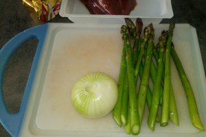 Muschi de vita cu sparanghel si ceapa caramelizata