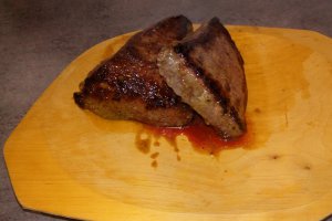 Muschi de vita cu sparanghel si ceapa caramelizata