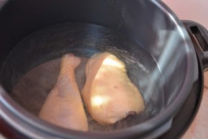 Ciorba de primavara cu urzici pregatita la Multicooker Crock- Pot Express cu gatire sub presiune