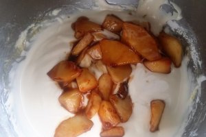 Desert budinca cu branza, mere caramelizate si stafide