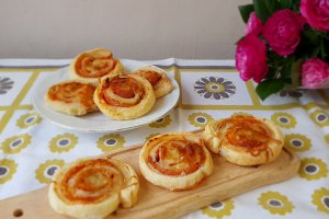 Aperitiv foietaj cu sunca si cascaval reteta simpla si rapida