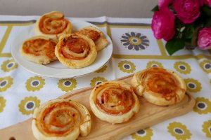 Aperitiv foietaj cu sunca si cascaval reteta simpla si rapida