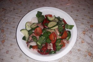 Salata de legume cu leurda si pui
