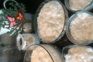 Desert budinca din perle de tapioca cu dulceata de capsuni