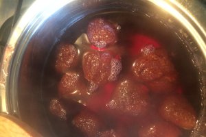 Desert budinca din perle de tapioca cu dulceata de capsuni