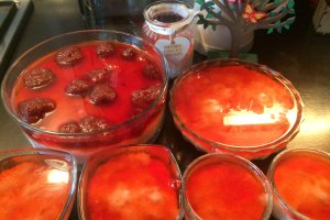 Desert budinca din perle de tapioca cu dulceata de capsuni