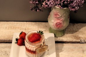 Desert budinca din perle de tapioca cu dulceata de capsuni