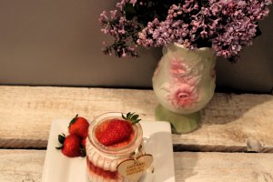 Desert budinca din perle de tapioca cu dulceata de capsuni