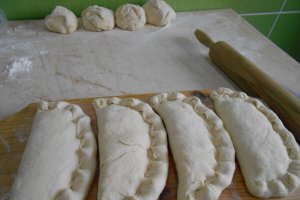 Placinte de post la tigaie, cu ceapa verde si marar