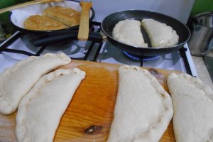 Placinte de post la tigaie, cu ceapa verde si marar