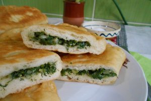 Placinte de post la tigaie, cu ceapa verde si marar